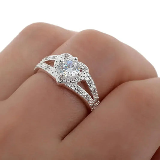 Corazón Radiante: Anillo en Plata con Halo de Zirconias y Solitario Central