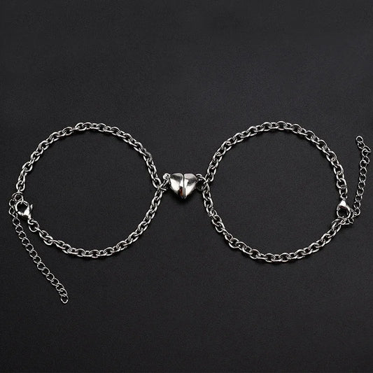 Mitades que Encuentran: Pulseras de Cadena con Medio Corazón Magnético