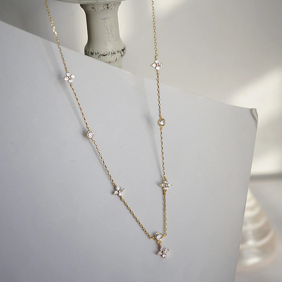 Luz Delicada: Collar Fino con Perlas o Zirconias