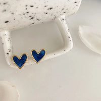 Corazones con Color: Mini Studs Esmaltados en Azul, Negro o Blanco