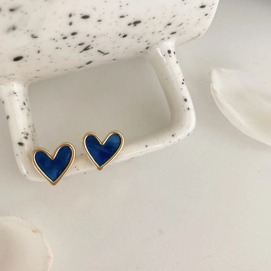 Corazones con Color: Mini Studs Esmaltados en Azul, Negro o Blanco