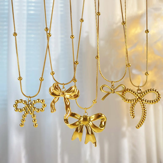 Lazo Dorado: Collar con Colgante en Forma de Moño