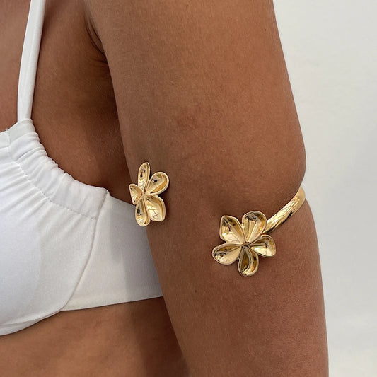 Poder Natural: Brazalete Abierto en Plata u Oro con Detalles Florales o Marinos