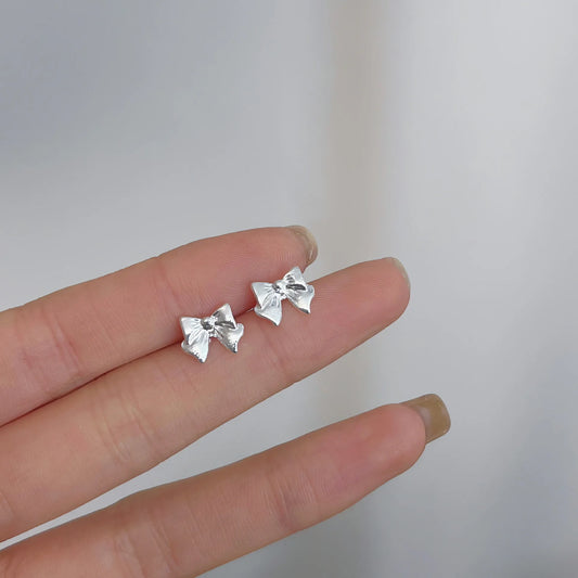 Pequeños Destellos: Mini Studs en Plata con Diseños Delicados