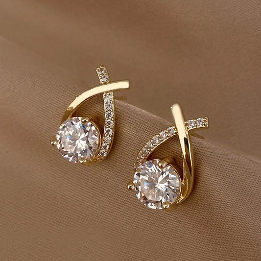 Cruce de Luz: Mini Pendientes con Diseño Cruzado y Brillante Central