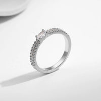 Centro Radiante: Anillo en Plata con Zirconia Rectangular y Halo Brillante