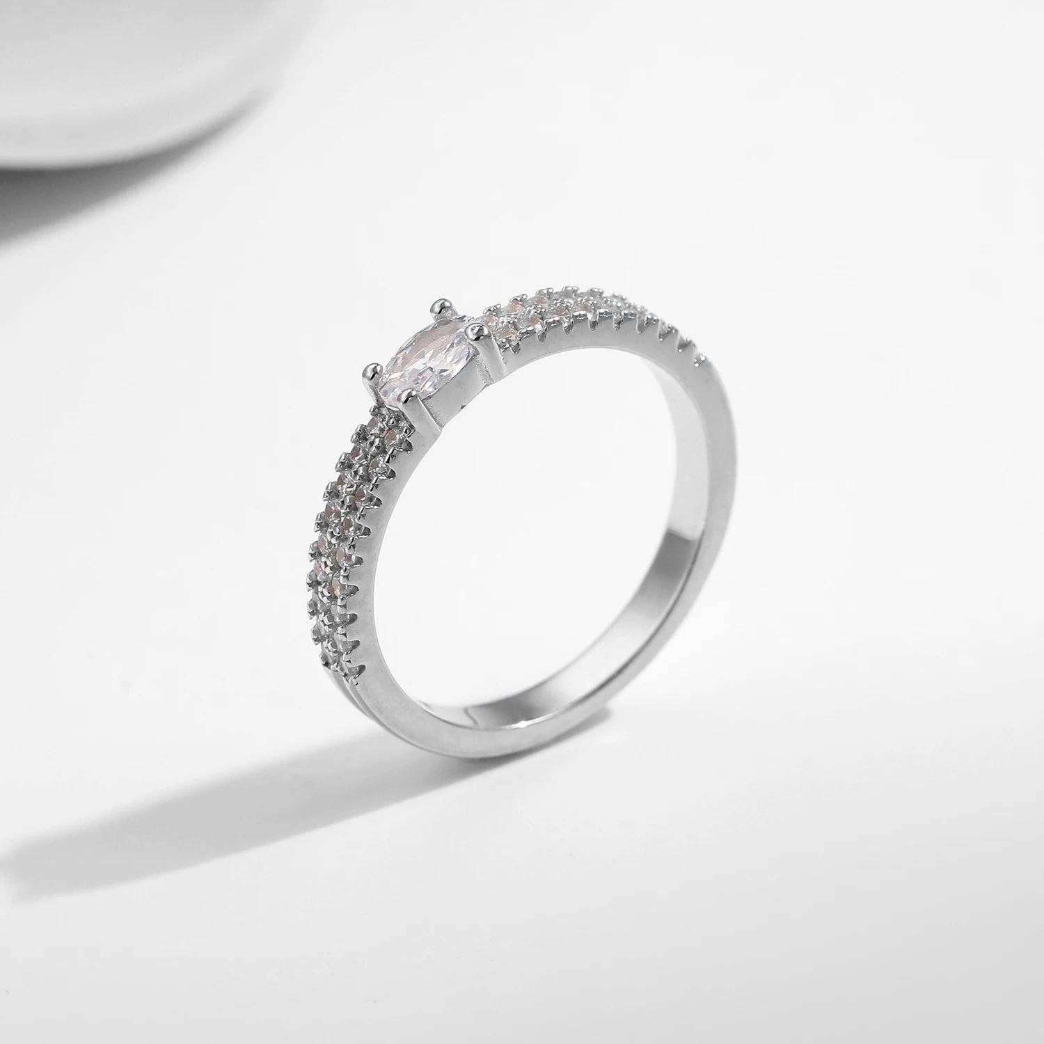 Centro Radiante: Anillo en Plata con Zirconia Rectangular y Halo Brillante