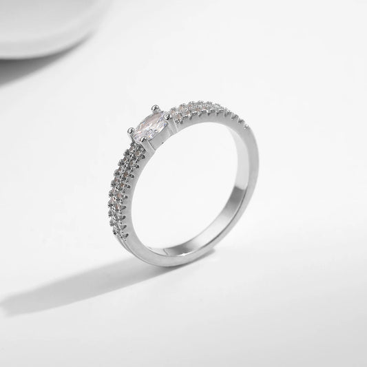 Centro Radiante: Anillo en Plata con Zirconia Rectangular y Halo Brillante