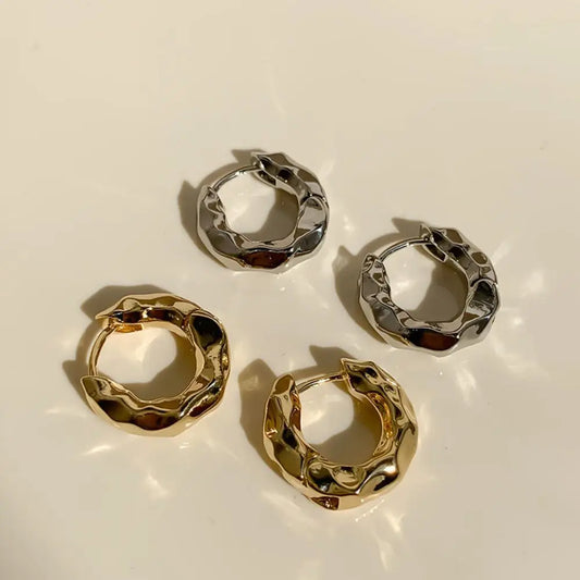 Equilibrio Natural: Aros con Forma Irregular en Plata