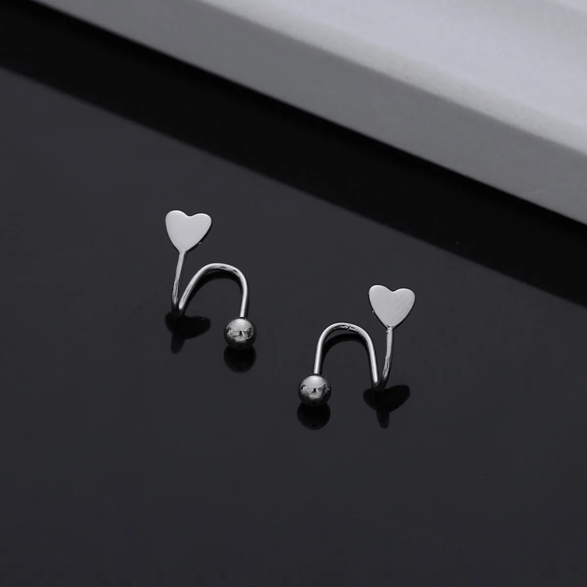 Brillo con Intención: Mini Studs con Corazón o Estrella en Plata