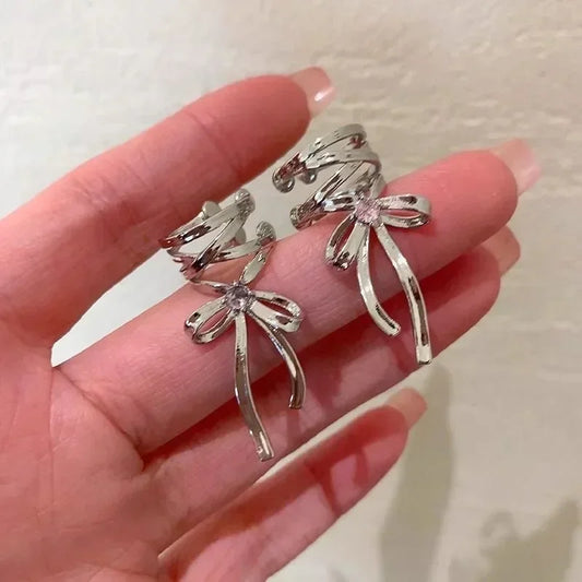 Lazo de Encanto: Ear Cuff con Diseño de Moño