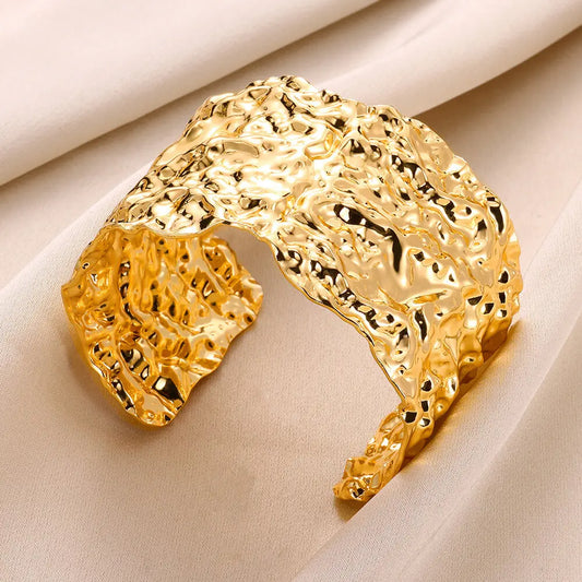Forma Libre: Pulsera Maciza Hecha a Mano en Plata u Oro con Ancho Irregular