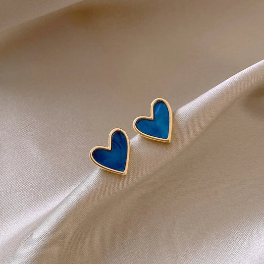 Corazones con Color: Mini Studs Esmaltados en Azul, Negro o Blanco