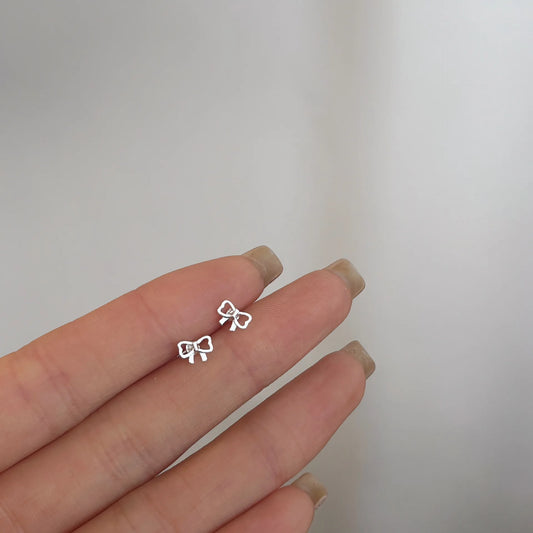 Pequeños Destellos: Mini Studs en Plata con Diseños Delicados