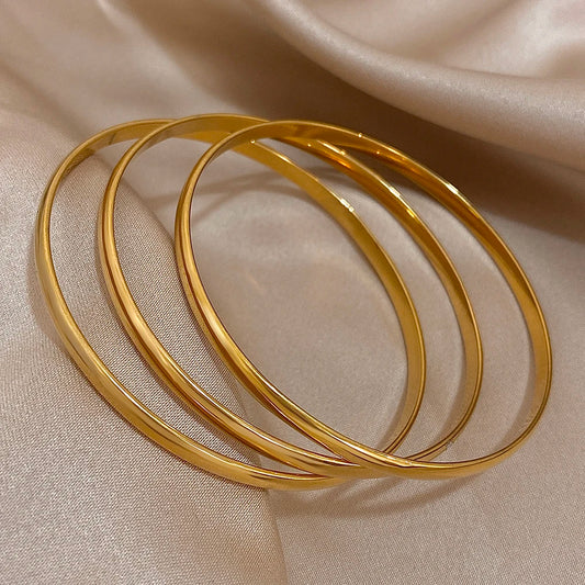 Trinidad Dorada: Bangle de Tres Aros Unidos en Acabado Oro