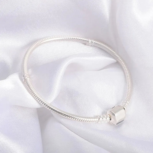 Detalle Final: Pulsera en Plata con Cierre Cilíndrico Elegante