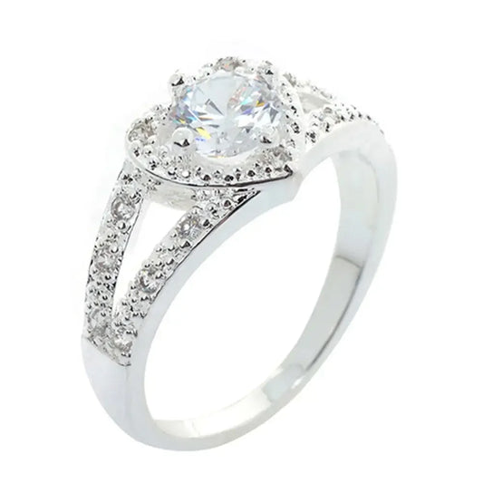Corazón Radiante: Anillo en Plata con Halo de Zirconias y Solitario Central