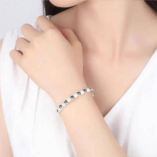 Equilibrio Brillante: Pulsera Bangle Ajustable en Plata con Esferas Alternas Mate y Pulidas