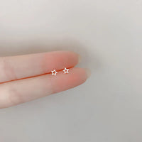 Pequeños Destellos: Mini Studs en Plata con Diseños Delicados