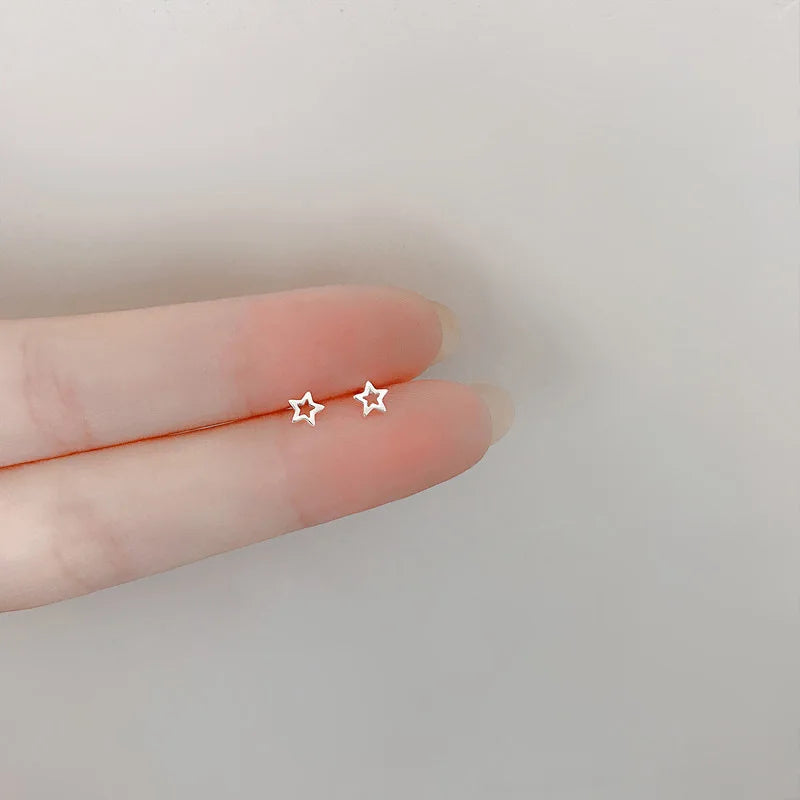 Pequeños Destellos: Mini Studs en Plata con Diseños Delicados