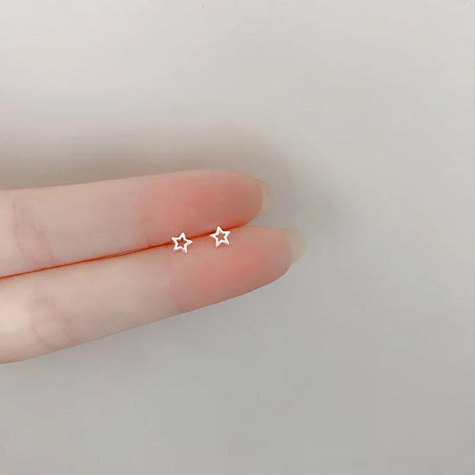 Pequeños Destellos: Mini Studs en Plata con Diseños Delicados