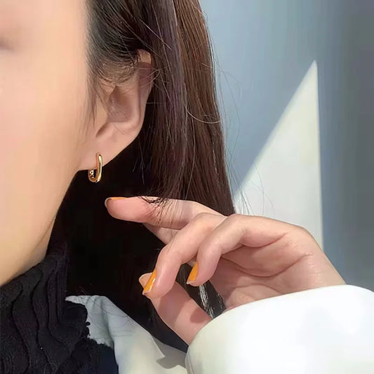 Curva Perfecta: Pendientes Stud en Forma de U en Plata u Oro
