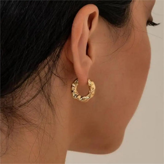 Equilibrio Natural: Aros con Forma Irregular en Plata