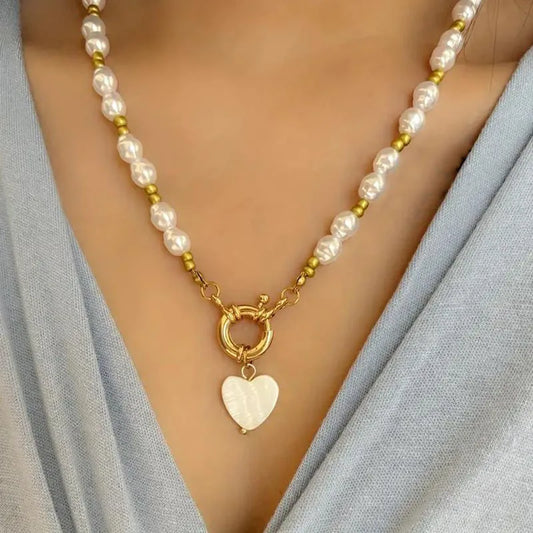 Joya Viva: Collar con Mezcla de Perlas y Detalles Decorativos