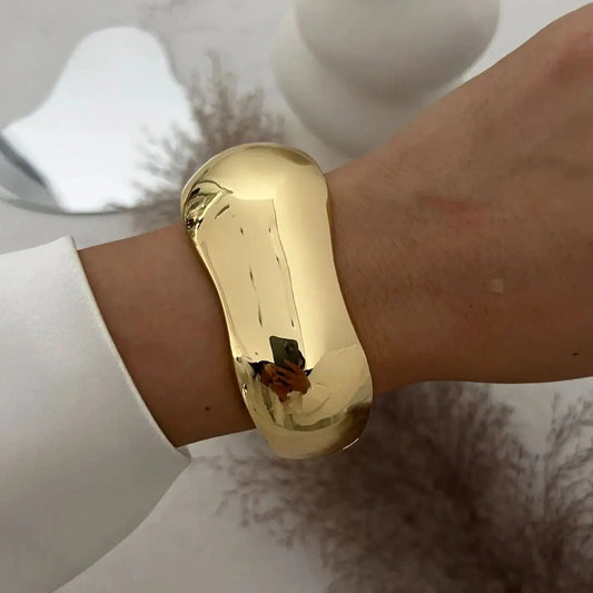 Olas de Luz: Pulsera Maciza en Plata u Oro con Formas Sinuosas