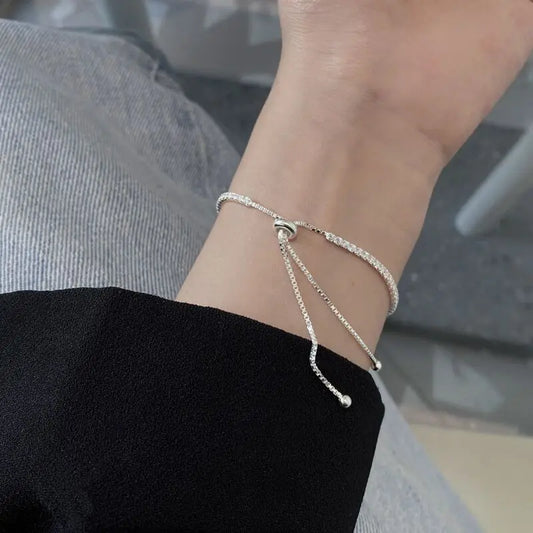 Encaje Perfecto: Pulsera Ajustable en Plata con Zirconias