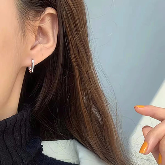 Curva Perfecta: Pendientes Stud en Forma de U en Plata u Oro