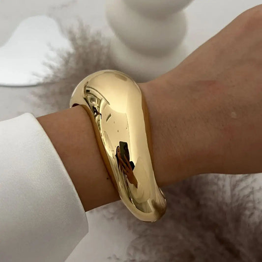 Olas de Luz: Pulsera Maciza en Plata u Oro con Formas Sinuosas