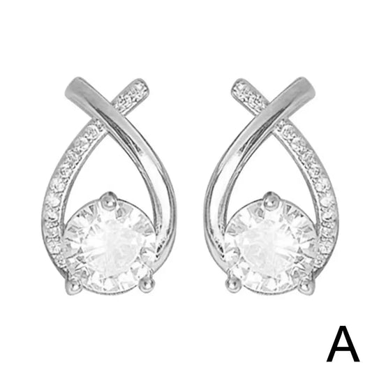 Cruce de Luz: Mini Pendientes con Diseño Cruzado y Brillante Central