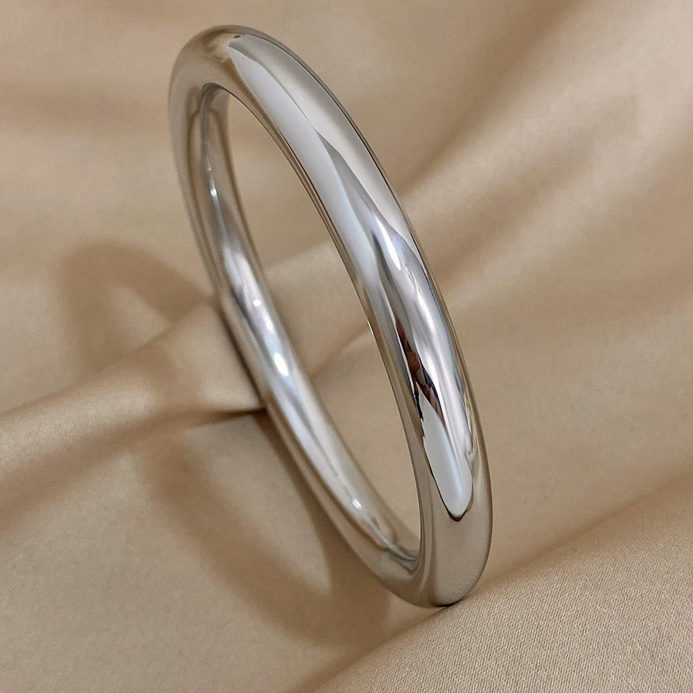 Círculo Perfecto: Bangle en Plata u Oro de Estilo Atemporal