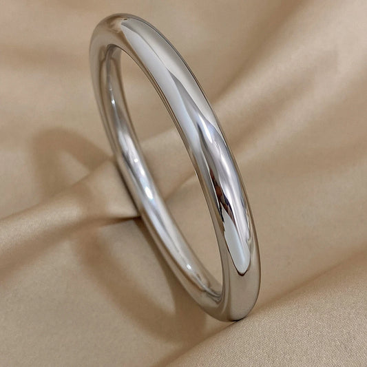Círculo Perfecto: Bangle en Plata u Oro de Estilo Atemporal