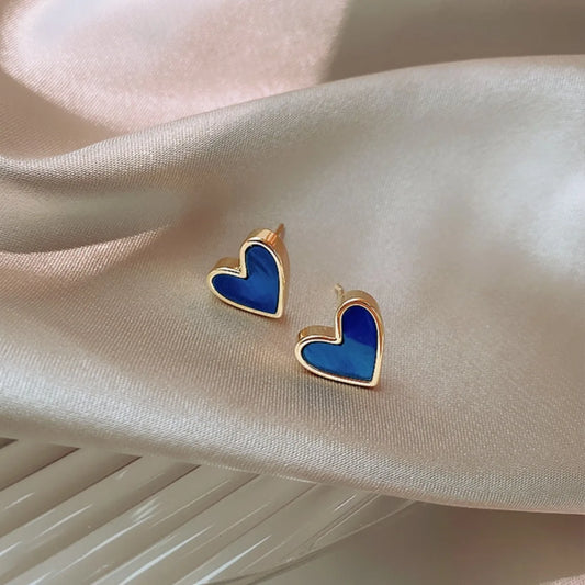 Corazones con Color: Mini Studs Esmaltados en Azul, Negro o Blanco