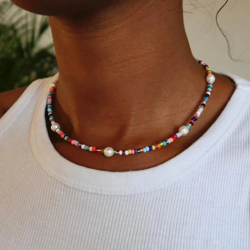 Joya Viva: Collar con Mezcla de Perlas y Detalles Decorativos