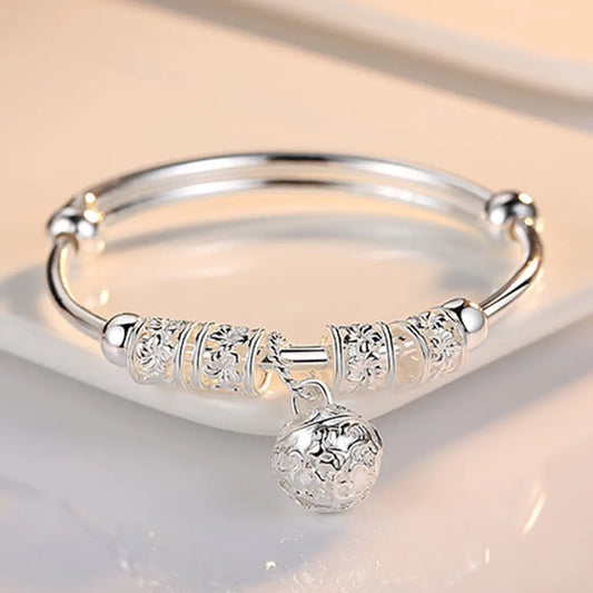 Charms de Vida: Pulsera Bangle Ajustable en Plata con Dijes Colgantes
