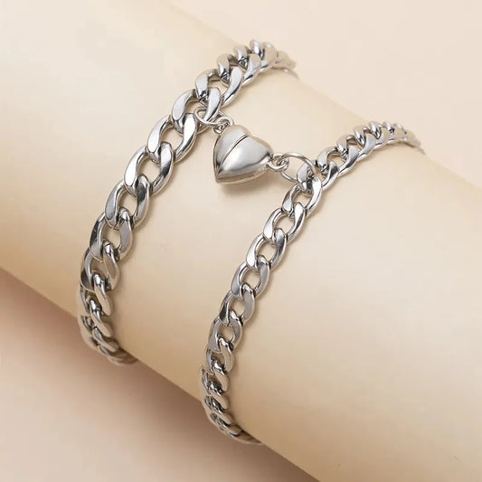 Mitades que Encuentran: Pulseras de Cadena con Medio Corazón Magnético
