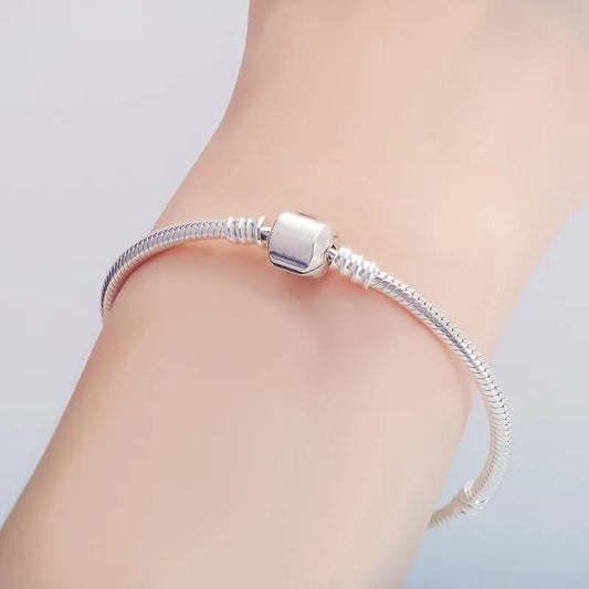Detalle Final: Pulsera en Plata con Cierre Cilíndrico Elegante