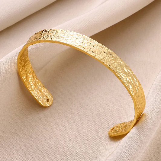 Forma Libre: Pulsera Maciza Hecha a Mano en Plata u Oro con Ancho Irregular