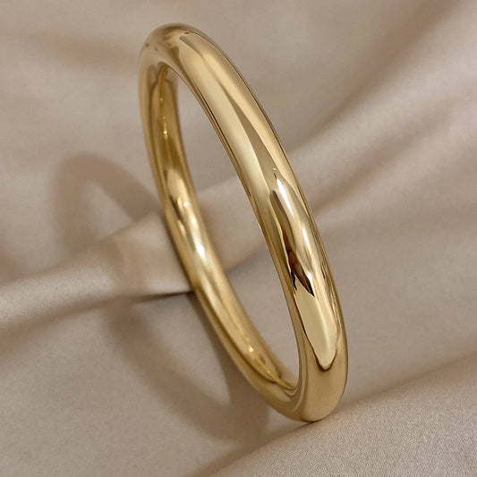 Círculo Perfecto: Bangle en Plata u Oro de Estilo Atemporal