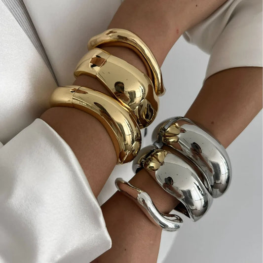 Olas de Luz: Pulsera Maciza en Plata u Oro con Formas Sinuosas
