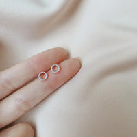 Pequeños Destellos: Mini Studs en Plata con Diseños Delicados