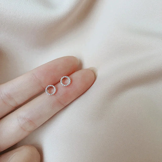 Pequeños Destellos: Mini Studs en Plata con Diseños Delicados