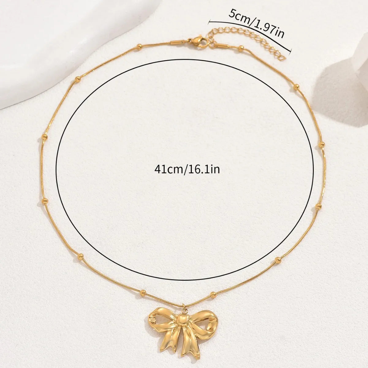 Lazo Dorado: Collar con Colgante en Forma de Moño