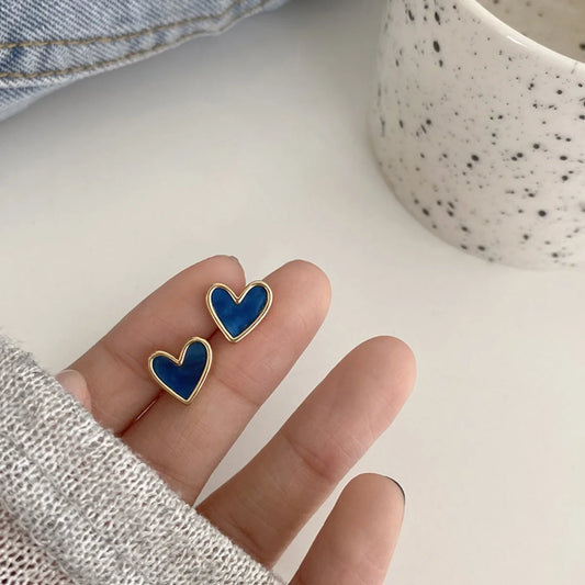 Corazones con Color: Mini Studs Esmaltados en Azul, Negro o Blanco