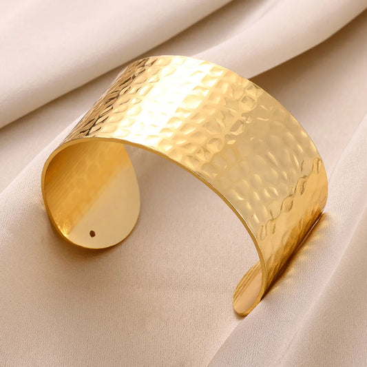 Forma Libre: Pulsera Maciza Hecha a Mano en Plata u Oro con Ancho Irregular
