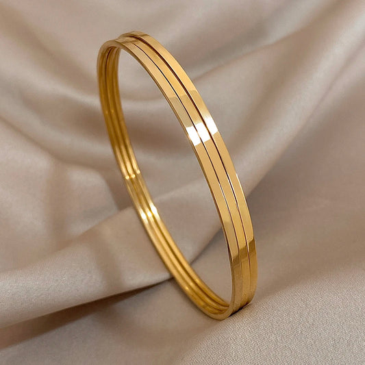 Trinidad Dorada: Bangle de Tres Aros Unidos en Acabado Oro