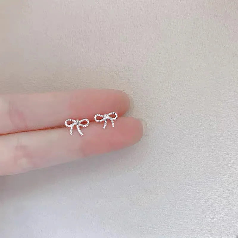 Pequeños Destellos: Mini Studs en Plata con Diseños Delicados